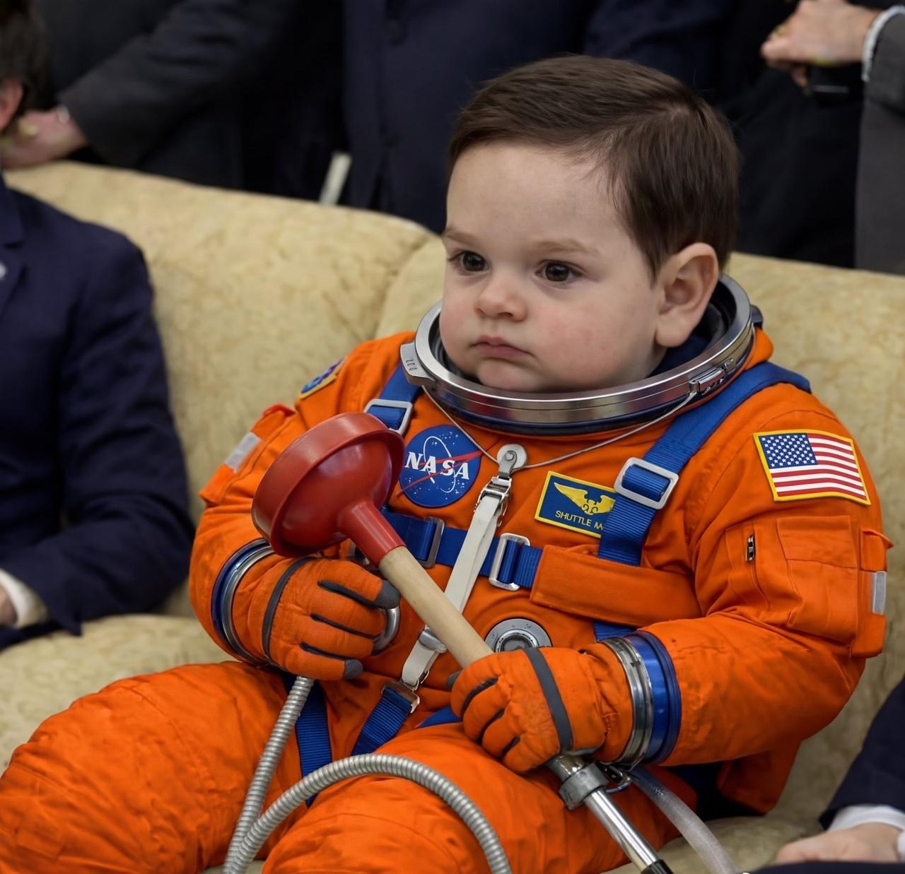 美国老乡乐此不疲地玩卢比奥的梗——勤劳的、万能的卢比奥。这张Artemis