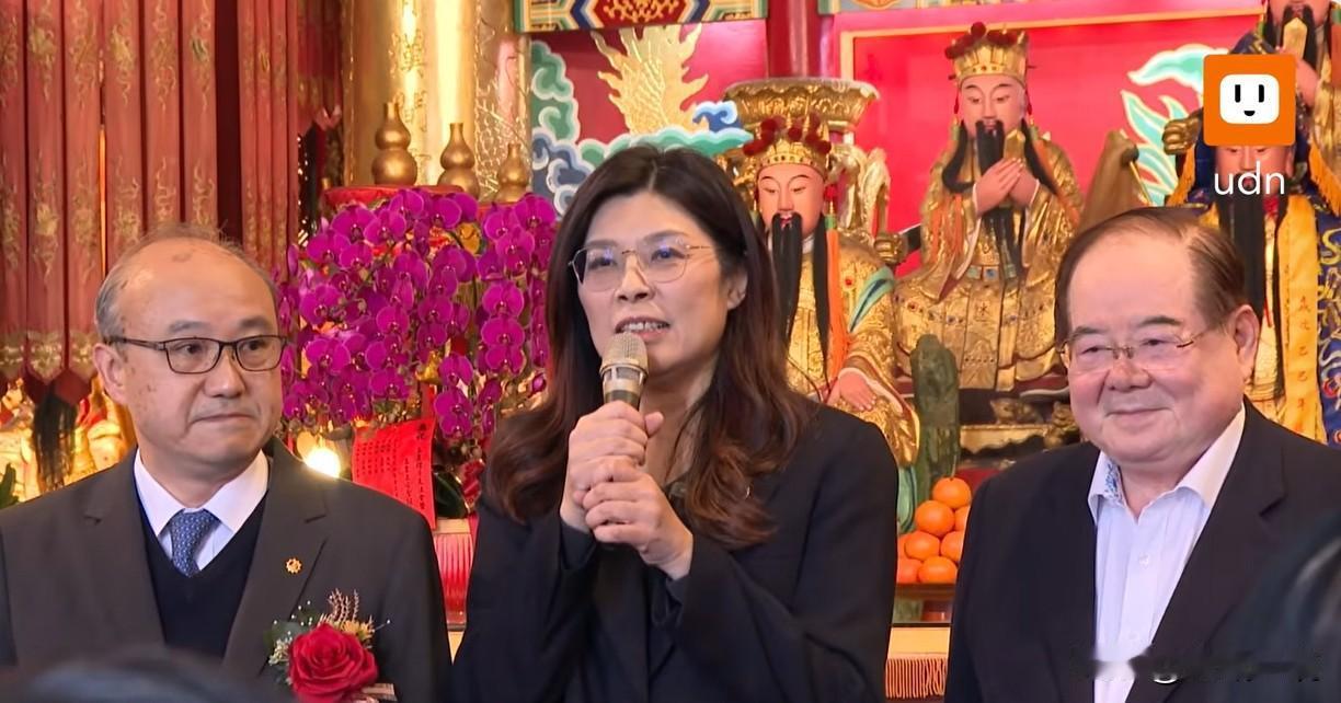 郑丽文今早参拜指南宫国民党主席郑丽文今早（25日）偕副主席李乾龙赴台北指南宫