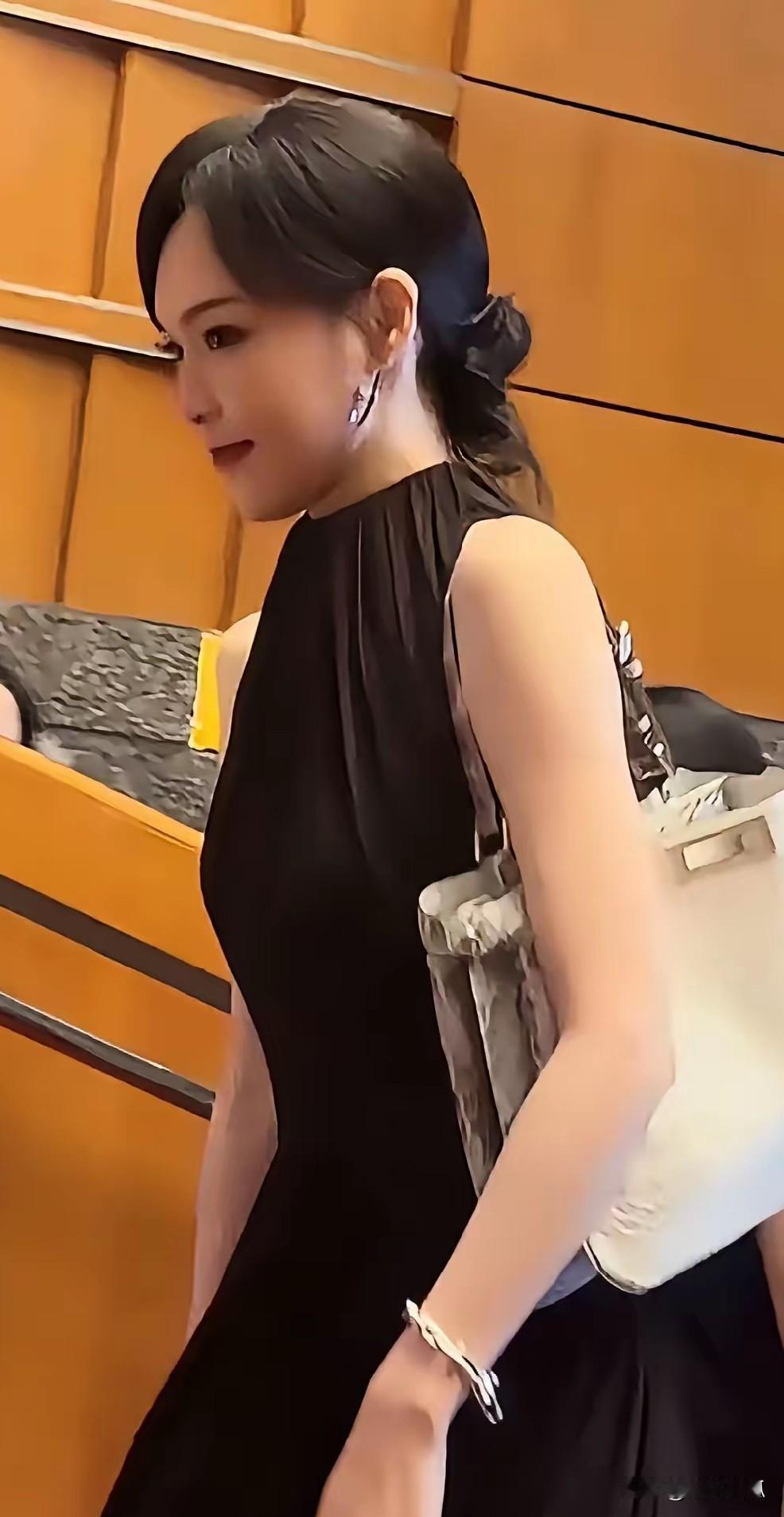 唐嫣精致打扮参加女儿幼儿园的艺术节，我还纳闷一个幼儿园活动至于吗？结果一查，人