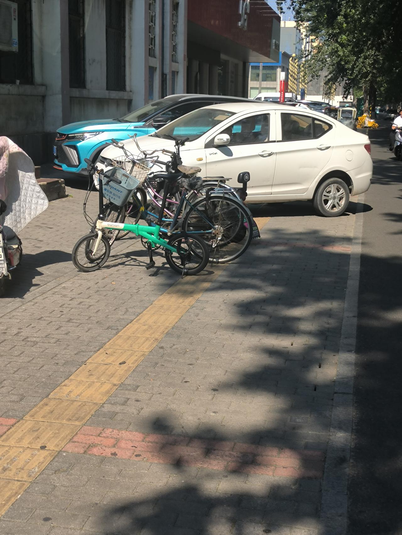 山东淄博张店。早上9点的中心路，共青团路路口附近。我看盲道都被占用了。八大