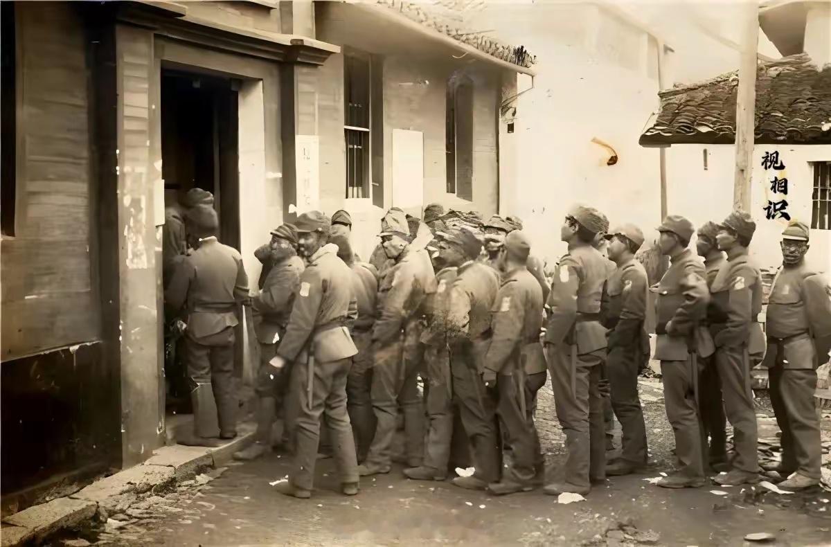 1938年，慰安所外排队的日本鬼子。我终于明白“原子弹下无冤魂”的含金量！