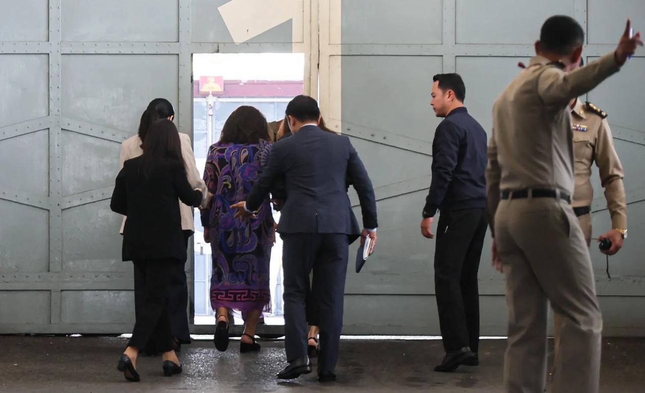 佩通坦及其母亲、姐姐一同前去探监，看望他信。随后，她对媒体说：“今天终于见到父亲