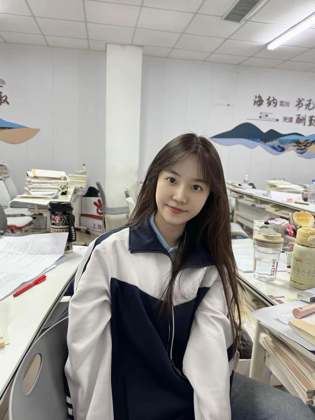 📚堆成山的试卷和课本里，藏着最鲜活的青春。校服裹着松弛的笑意，原来努力的日子