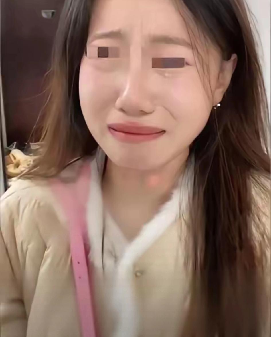 2岁孩子掉进水池，女子跳入水捞孩子导致手机报废，令人痛心的是孩子家人和汤泉馆相
