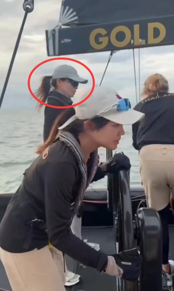 11月19日，苏提达王后回国第二天之后，就开始出镜营业了！据悉苏提达访问完北京