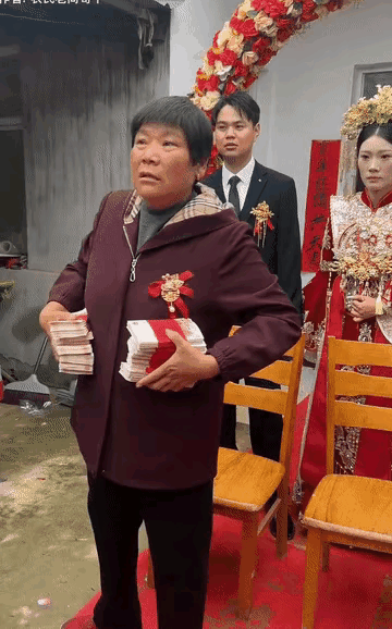 “终于扬眉吐气了[捂脸哭]”！婚礼现场，丈母娘将18万彩礼举在手上，在女儿婚礼上兴