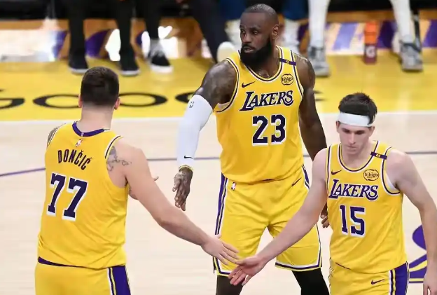 谈谈湖人合适的交易人选首先我们都知道湖人都缺外线领防者，结合现在外面讨论最多的