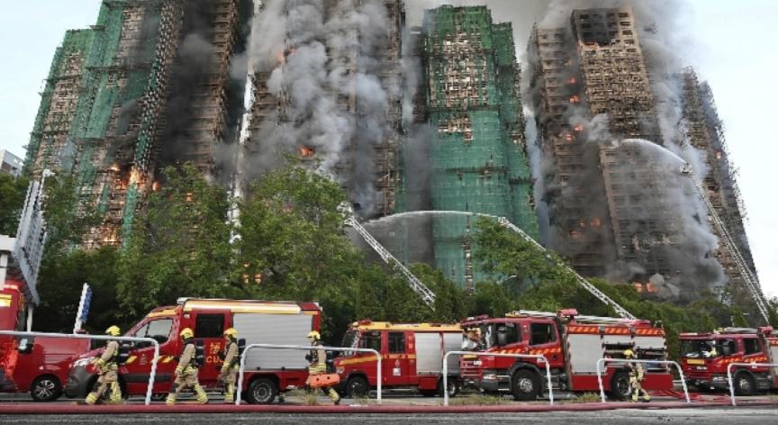 内地和香港网民吵起来了，看了真让人无语[捂脸哭]起因是:内地网民指责香港建筑业竟