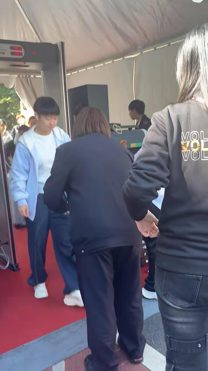 莎莎又出现了，首钢园，女安检很幸运遇到了莎莎，肯定很激动，遇到了奥运冠军！其实