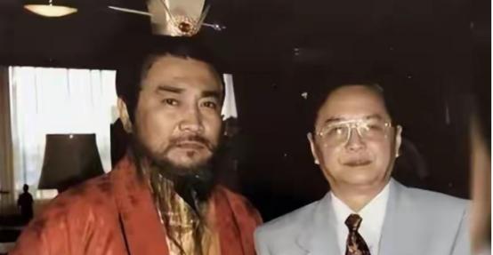 1991年，一个演员因为要求配一辆进口专车，丢掉了曹操这个角色。当时剧组原定的曹