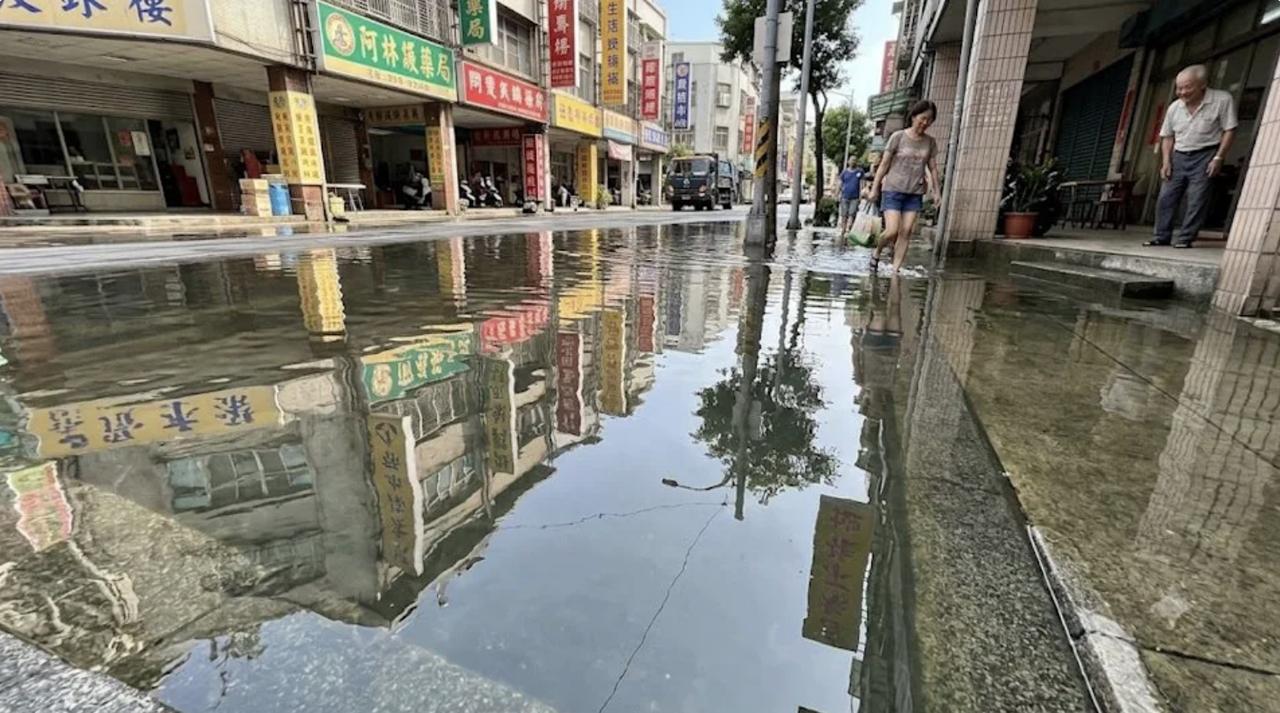 台湾媒体报道，大陆网友惊呼：“台湾淹水怎么没有垃圾呀？太夸张了吧！”前段时间