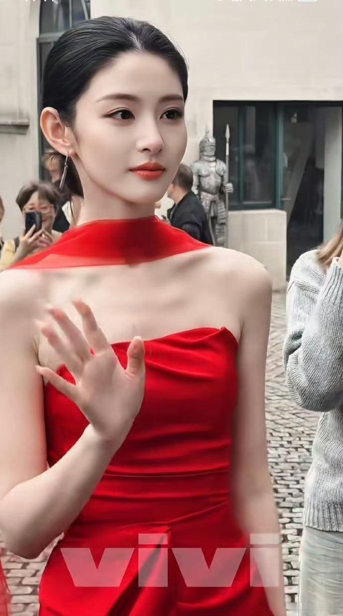 赵晴这身红裙出妆真的太惊艳啦！红色衬托得气质格外出众，妆容精致又亮眼，每一帧都美