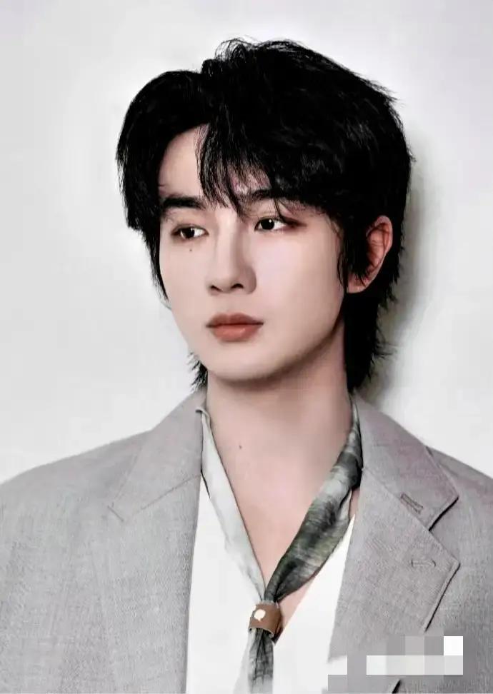 他买不了高铁票。这不是八卦，是法院盖了章的限高令。法律条文卡死了九条消费，