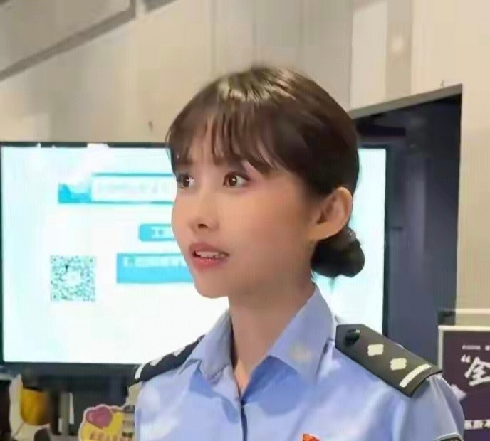 上海女警撞脸邱淑贞，比邱淑贞亲生女儿还像本尊，这也太像了