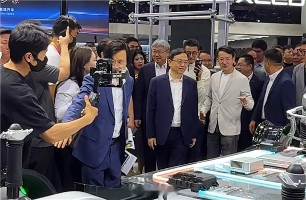 【赵长江回应没接待王传福：真非故意，当时刚好不在】昨日在北京车展展会上，比亚迪汽