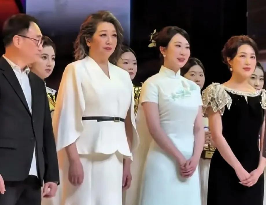 58岁江珊惹争议，出席白玉兰戏曲奖时，肉眼可见的胖多了58岁的江珊最近亮相白玉