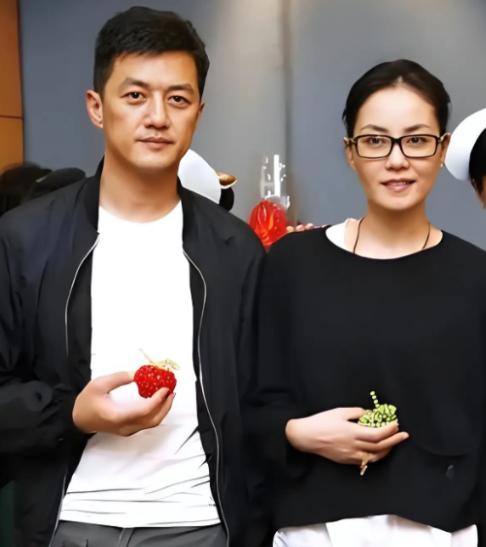 李嫣20岁北京私人会所生日宴，王菲坐主桌，李亚鹏默默守在邻桌。他端着酒杯主动上前