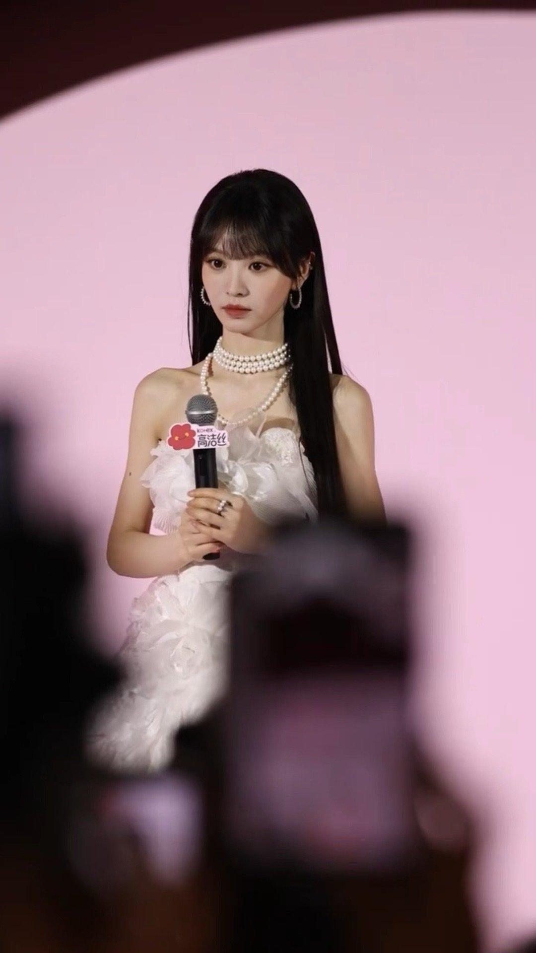 田曦薇真的是那种，每次线下见都会被她状态惊到的人。这么说吧，昨天的活动我刚好