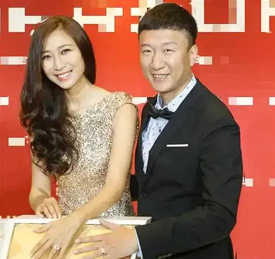 2002年，功成名就的孙红雷忙了一天后回到家，看到43岁的同居女友丁嘉丽正在蓬头