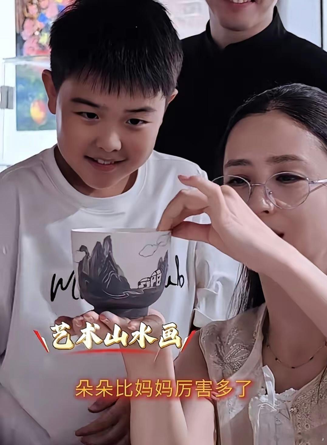 42岁佟丽娅和儿子一起去景德镇游玩，佟丽娅瘦瘦的戴眼镜看起来很慈祥，朵朵应该是遗