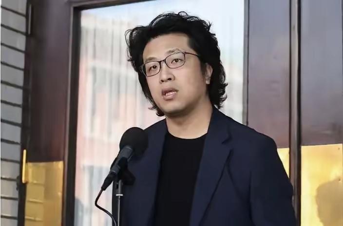 81岁的高安国老将军刚被台当局按莫须有判了7年半,重庆公安4天就盯上沈伯洋了!咱