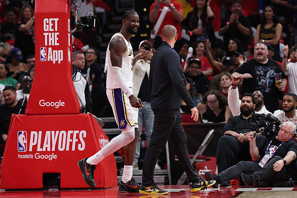 艾顿赛后为自己维护：“我当时只是想做好对抗申京的准备。我们俩身上都全是汗，我只是