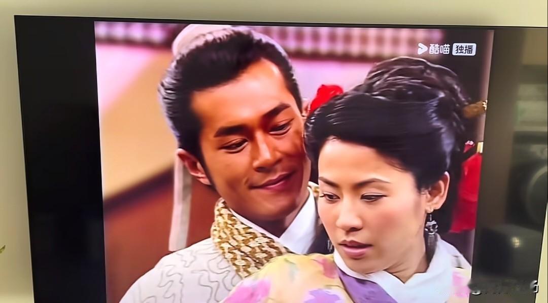 项少龙与乌廷芳跳拉丁舞，女主从抗拒到欲拒还迎。TVB《寻秦记》剧里还有这么一段，