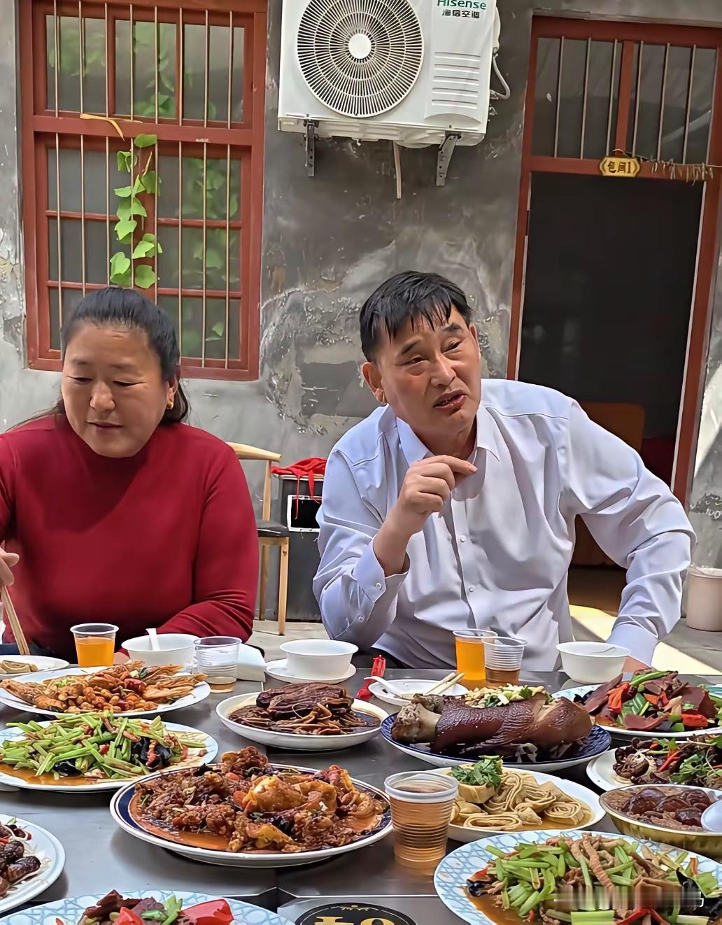 《身价》瞧瞧人家大衣哥家这伙食，估计这不是家里常态化的伙食，偶尔的来一顿七个