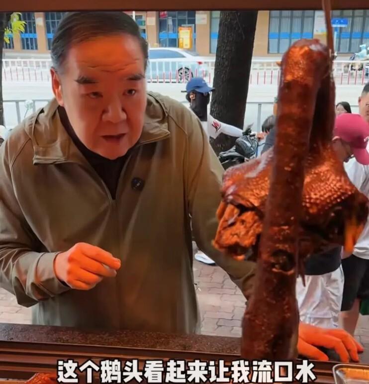 郑则仕来到潮汕品尝狮头鹅，站在热闹的卤菜档口，他十分爽快开口：“我要3个鹅头。”