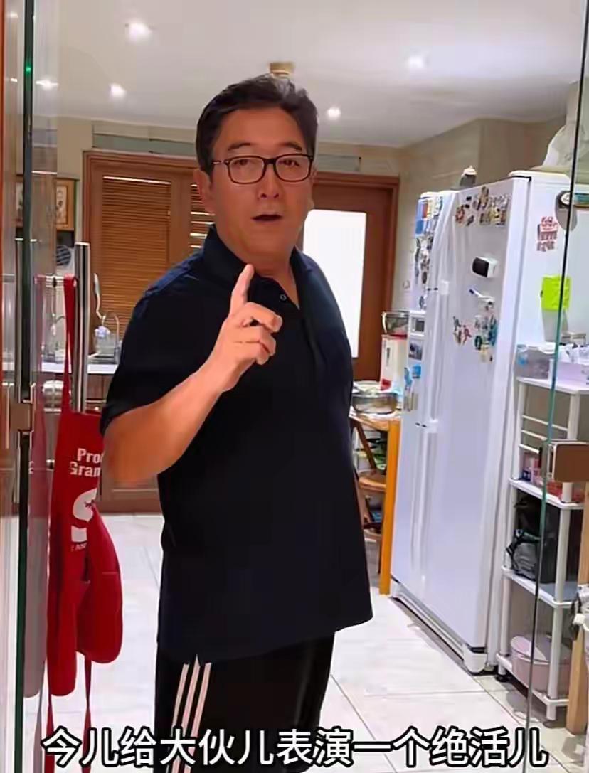 水均益退休后生活：从战地记者到厨房暖男的蜕变[比心]近日，62岁的前央视名嘴水
