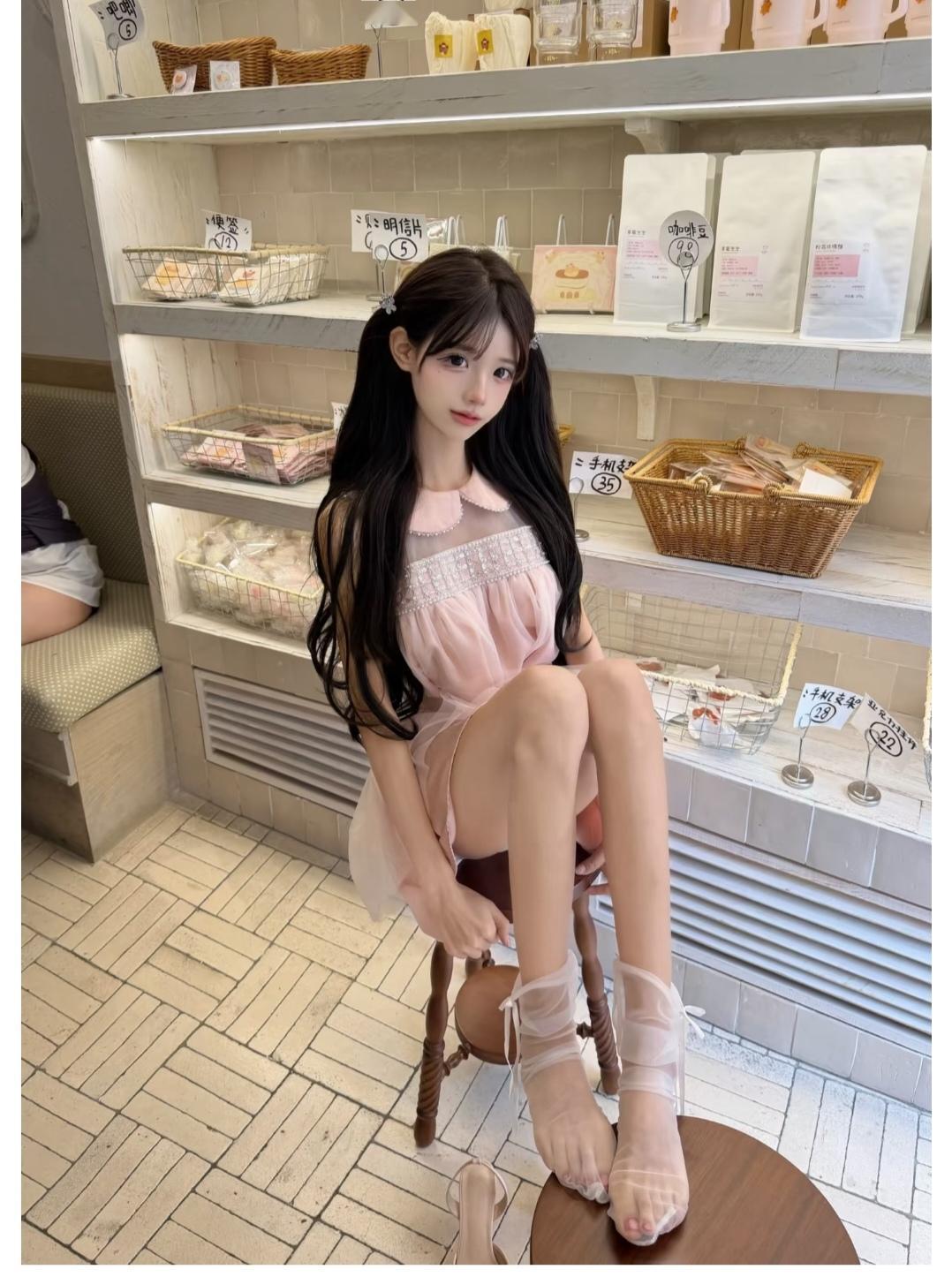 哇，太卡哇伊了，连这双袜子都这么符合她的气质。