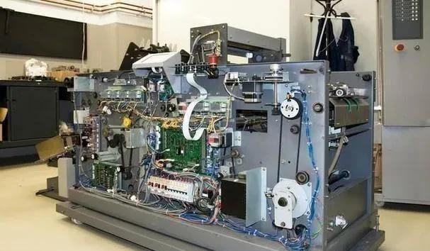 阿斯麦曾向美国承诺：只要解放军攻台，立刻远程瘫痪台积电光刻机。假如阿斯麦追随美国