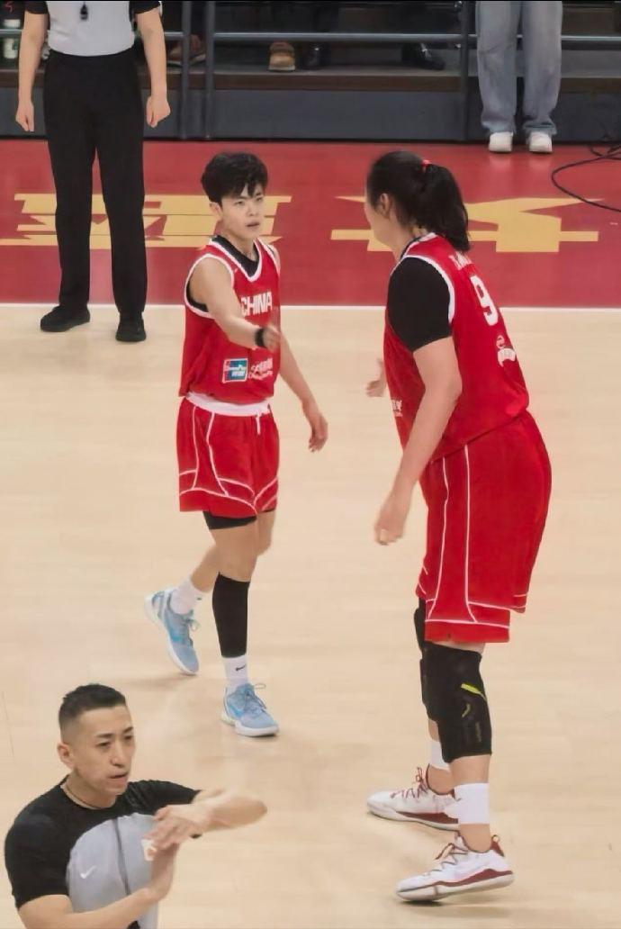 一个王思雨，一个张子宇，算是今晚的亮点。中国女篮这次长时间集训，集中了众多新