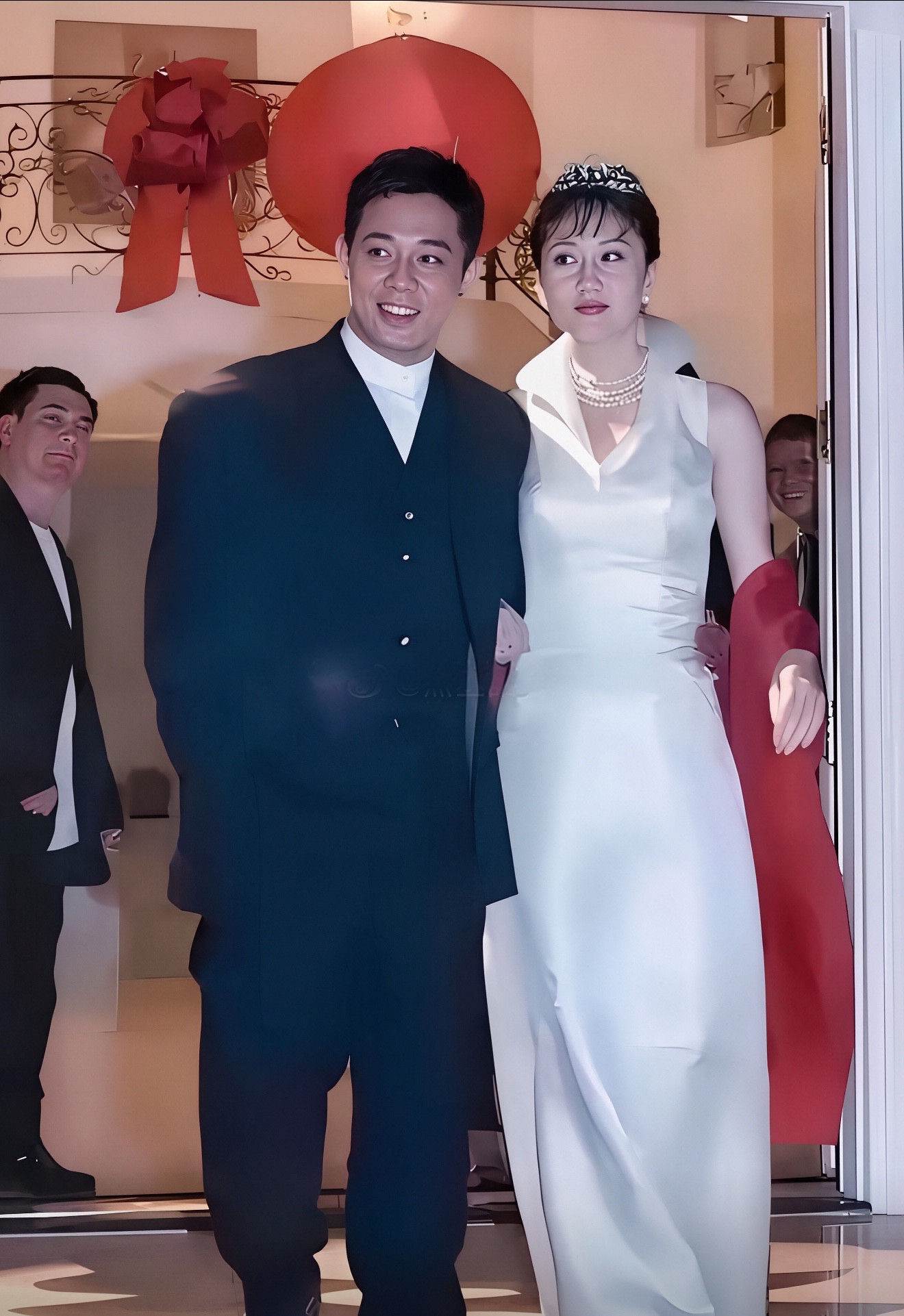 这是新婚燕尔的李连杰和利智，拍摄于一九九九年美国洛杉矶，彼时李连杰三十六岁，利智三十八岁。