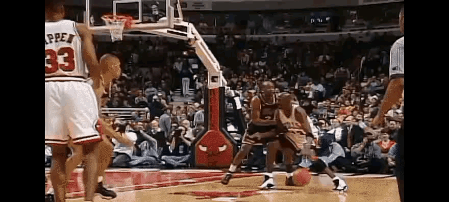 老詹是转身跳投。帮主是后仰跳投。不过帮主的动画帧率调的慢了，简直美如画。我