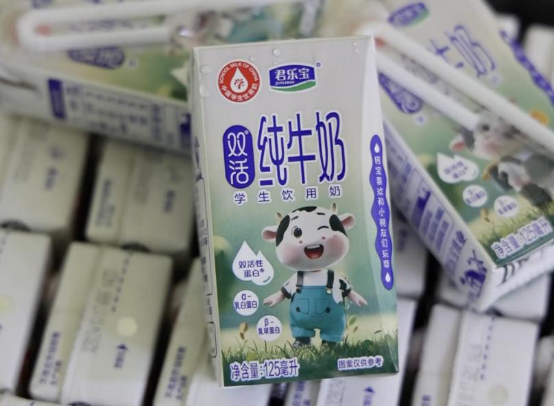 武汉一所小学班主任发出的一段视频，看完让人心里很不是滋味。课间，订了学校学生奶的