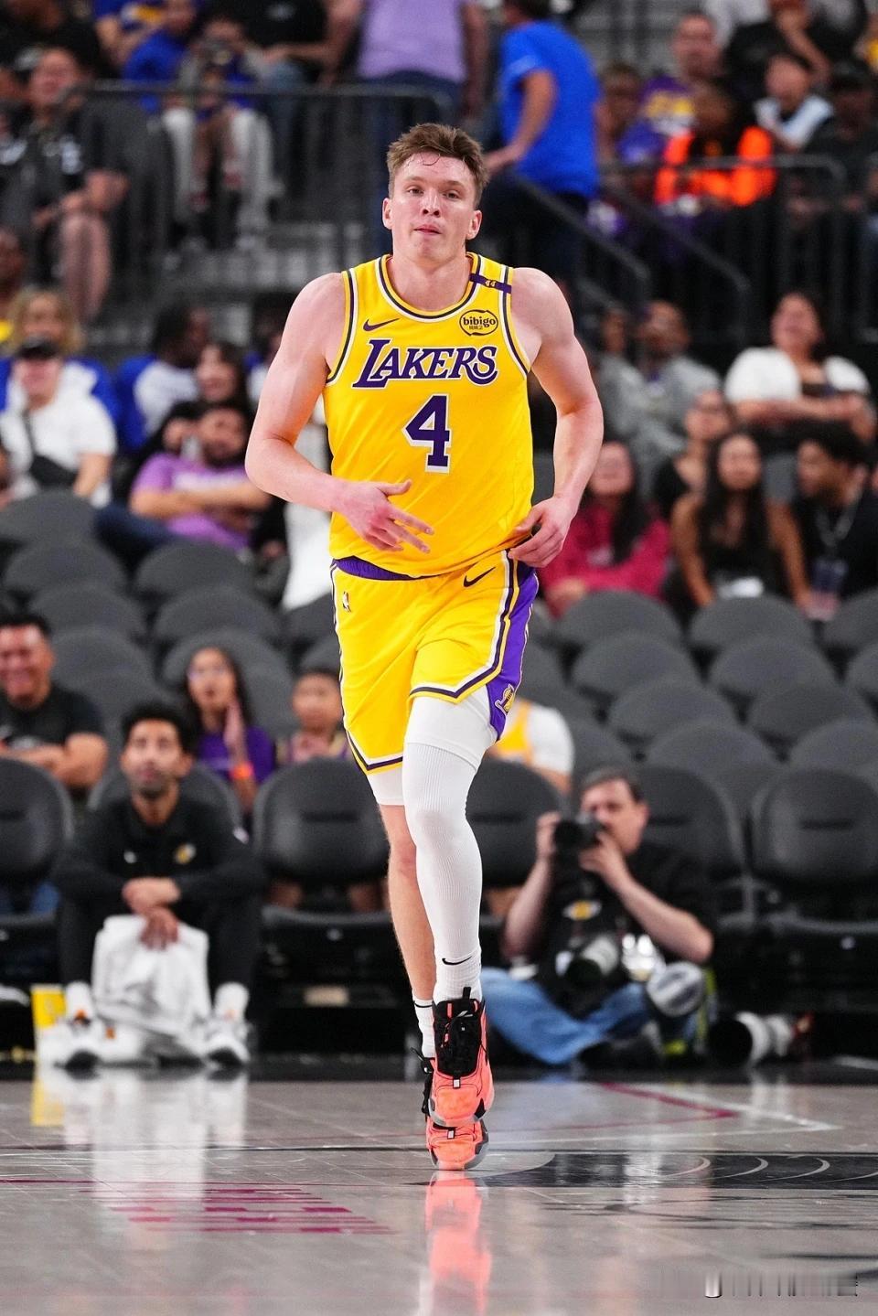 湖人超级新星克内克特真是彻底的失宠了！在今天湖人客场以108：106险胜爵士的比