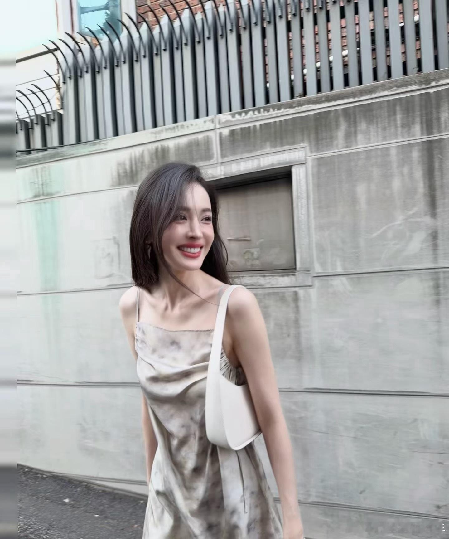 娜扎自己化妆成果展示娜扎自己化妆成果展示⬇️，化不化都很美！娜扎展示自己化妆成果