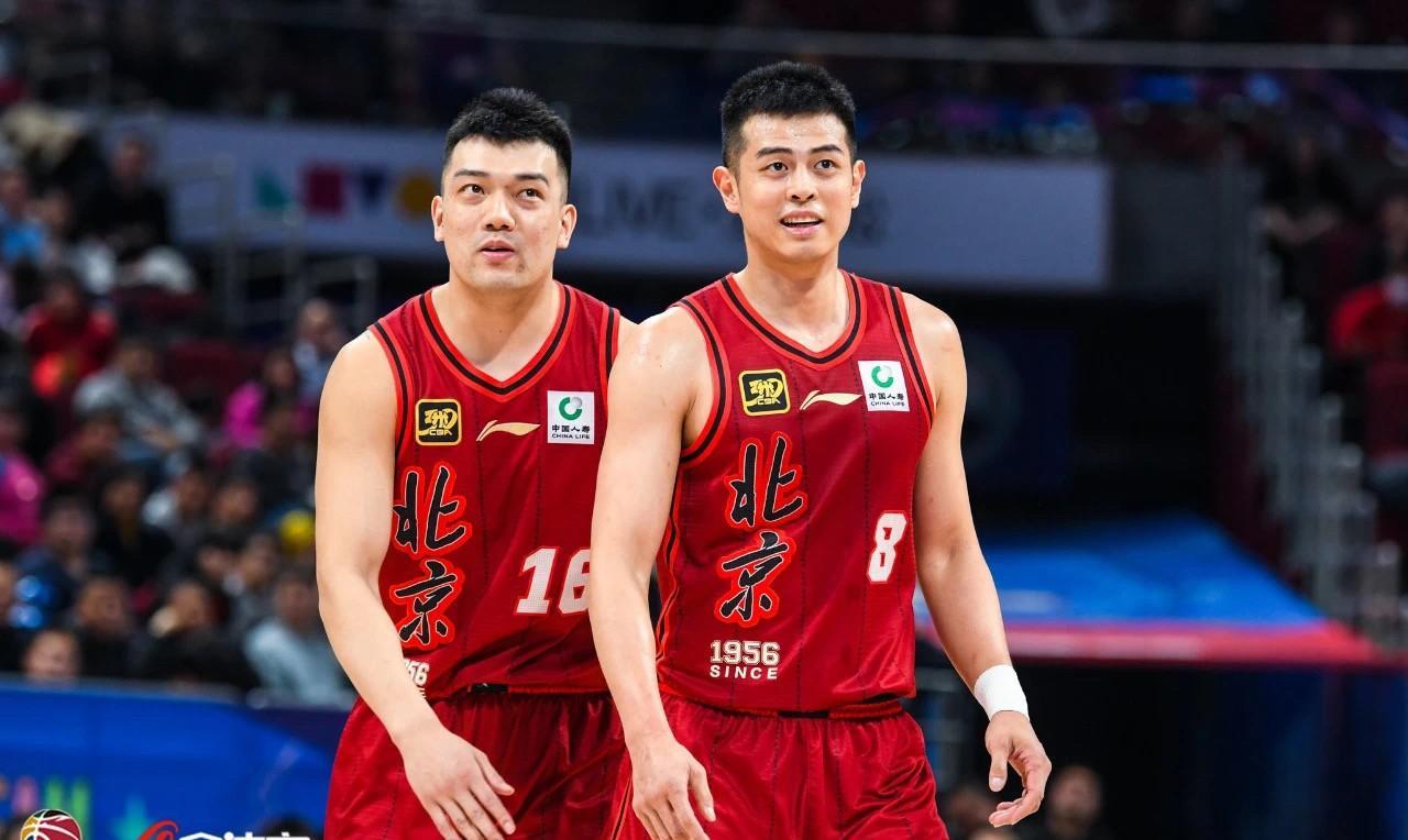 北京首钢男篮近期没有什么消息，当前只有赵睿、郭艾伦、王奕博、崔永熙这四名球员有交
