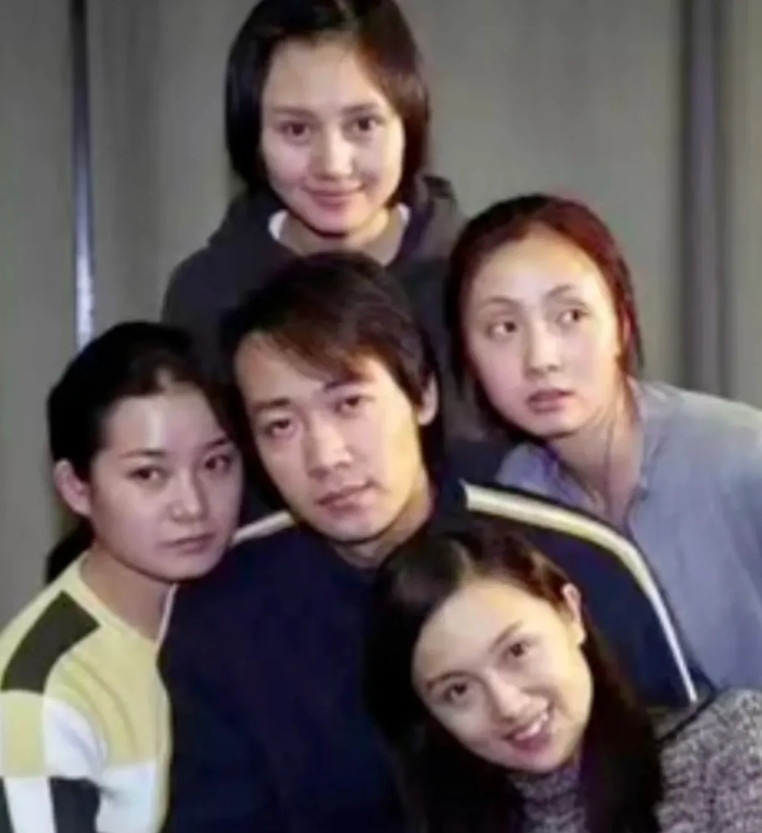 这应该是朱媛媛夫妇最喜欢的一张照片吧。照片中四位美女演员，围绕着辛柏青。当年