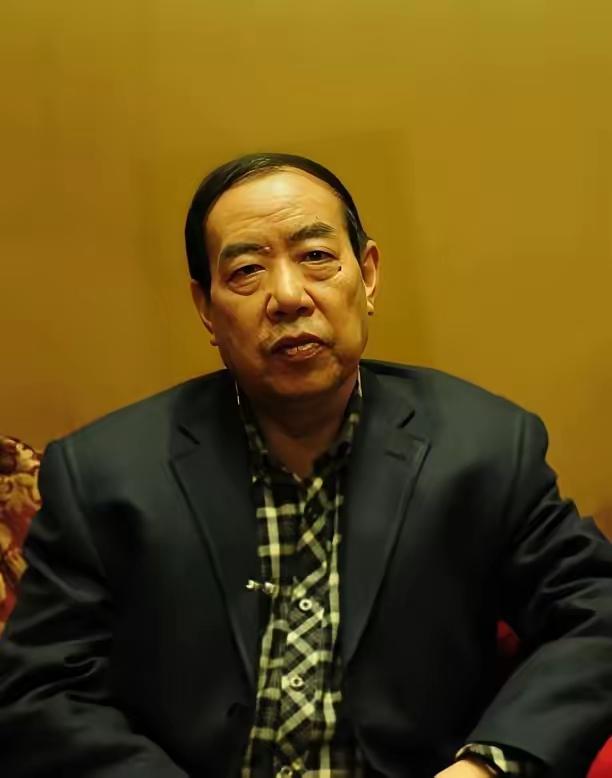 贾平凹两个女儿的人生选择，形成了耐人深思的对比。大女儿贾浅浅靠着父亲的影响力