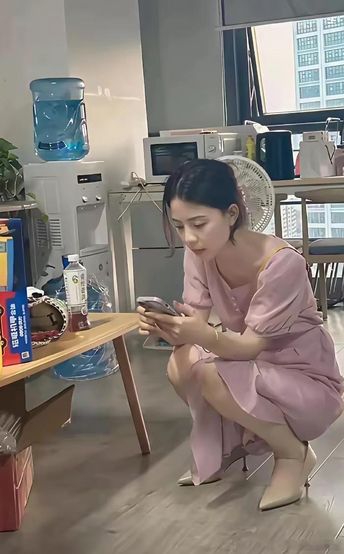 穿着高跟鞋这样蹲着会不会很不舒服呀，有没有经常穿高跟鞋的人讲解讲解，我咋感觉这样