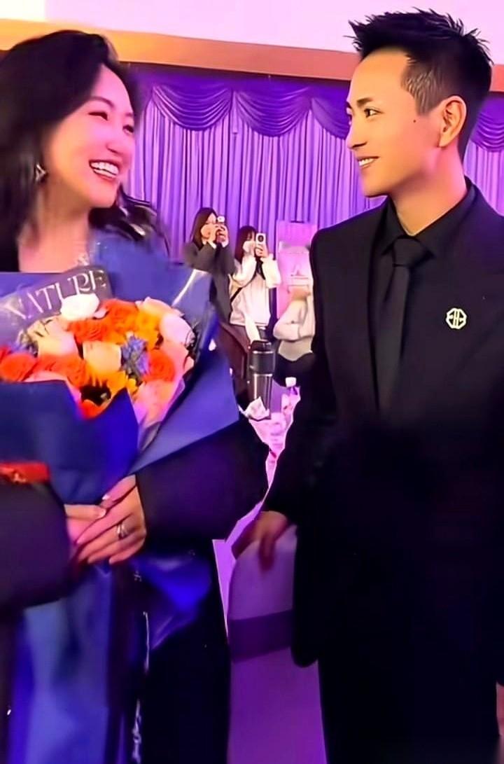 人家外号叫“色图”，真不是白叫的。一看到年轻漂亮的原创歌手，那脸上的褶子，笑得