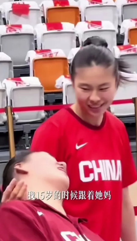 这届女篮除了杨力维与杨舒予亲姐妹，还有一对亲的师姐妹，那就是王思雨与张子宇，因为
