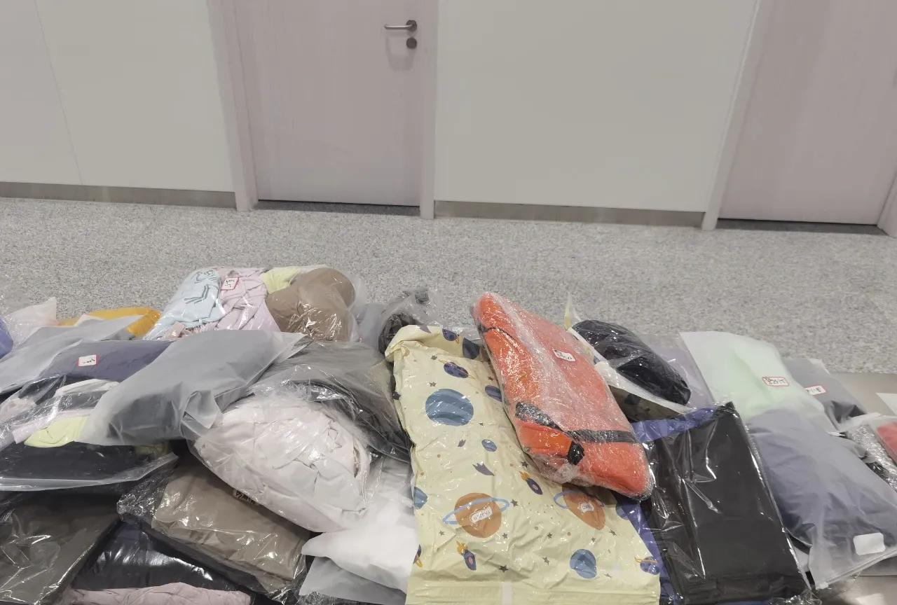 当时，关员开箱检查时，看到是衣物，没觉得有多大问题。可是，经过一一检查时，发现
