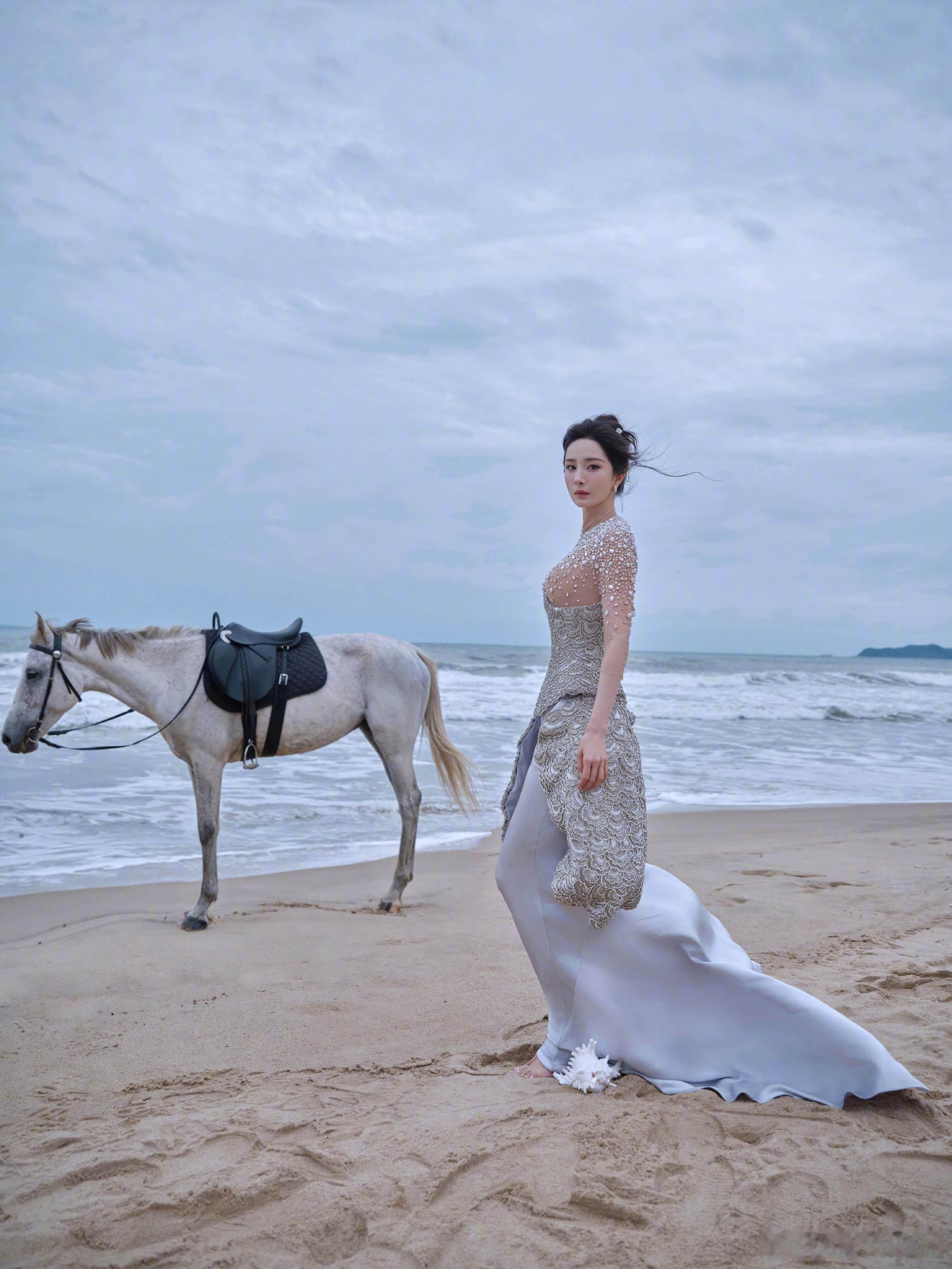 幂这套正面比侧面好看太多了[捂脸哭][捂脸哭]而且这匹马是抠图抠的吗，太搞笑了​​