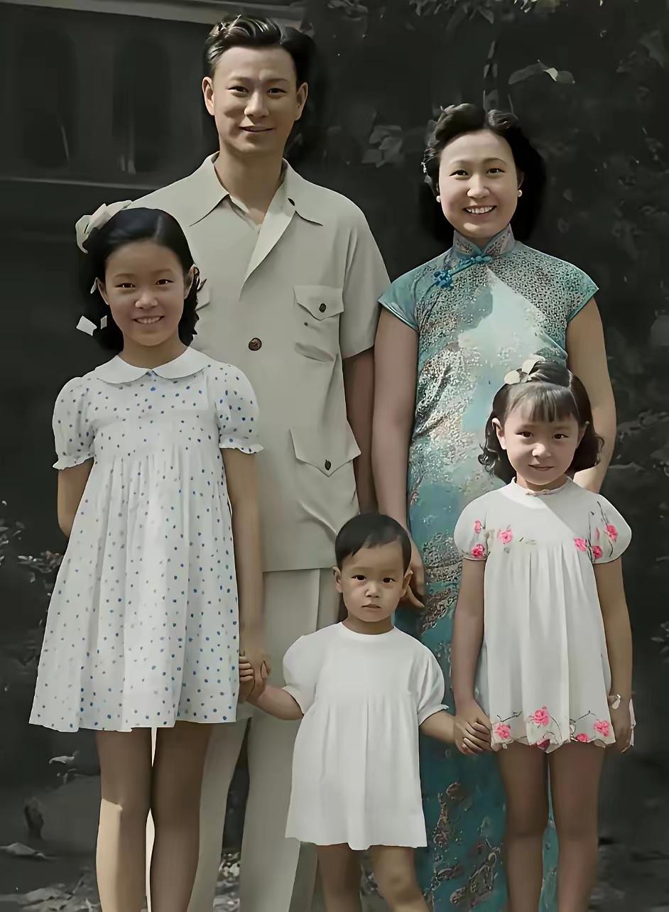 很多人都夸民国外交官顾维钧的第4任妻子严幼韵漂亮。可是看看她跟前夫和三个女儿的