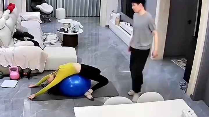 瑜伽夫妻爆笑互动！丈夫抱妻瞬间网友笑疯，妻子神反应太绝