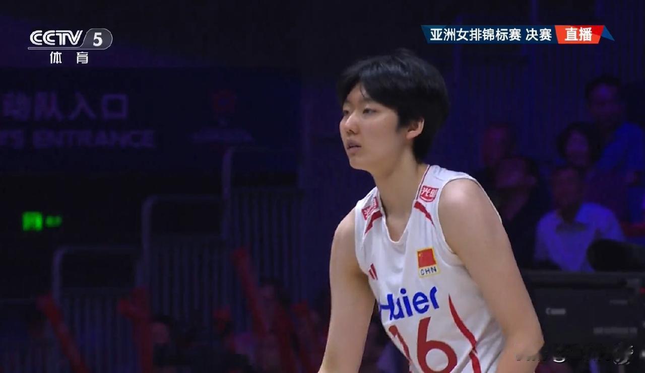 奇兵郭中楠一波发球轮将泰国女排打懵圈，帮助中国女排25:11扳回一局。无论是在发