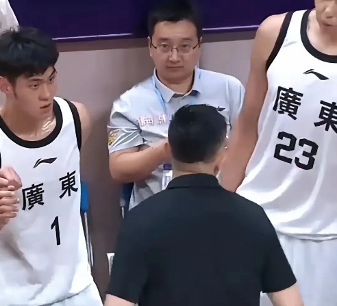 徐昕比赵睿脾气更火爆？赵睿是中国男篮脾气最火爆的球员之一，故意顶撞主裁判，经
